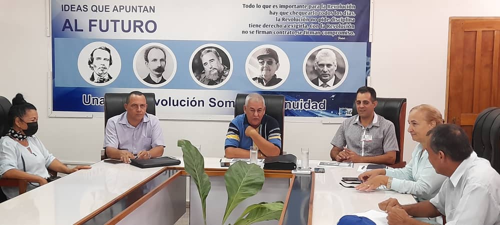 Gobernador de Holguín visitas a centros productivos y de servicios 