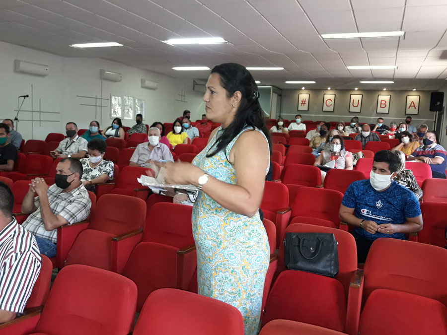 Holguineros Implementan temas del 8vo congreso PCC F AlexRojas
