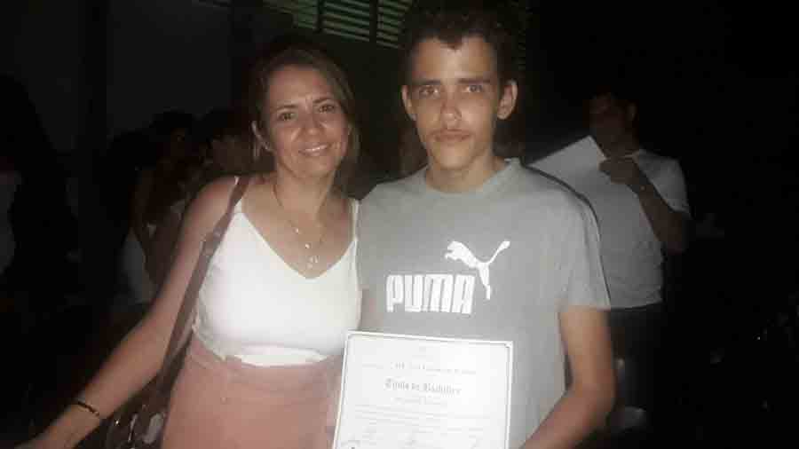 Estudiante del Pre Luz Palomares recibiendo su certificado de graduado Foto: Dayami