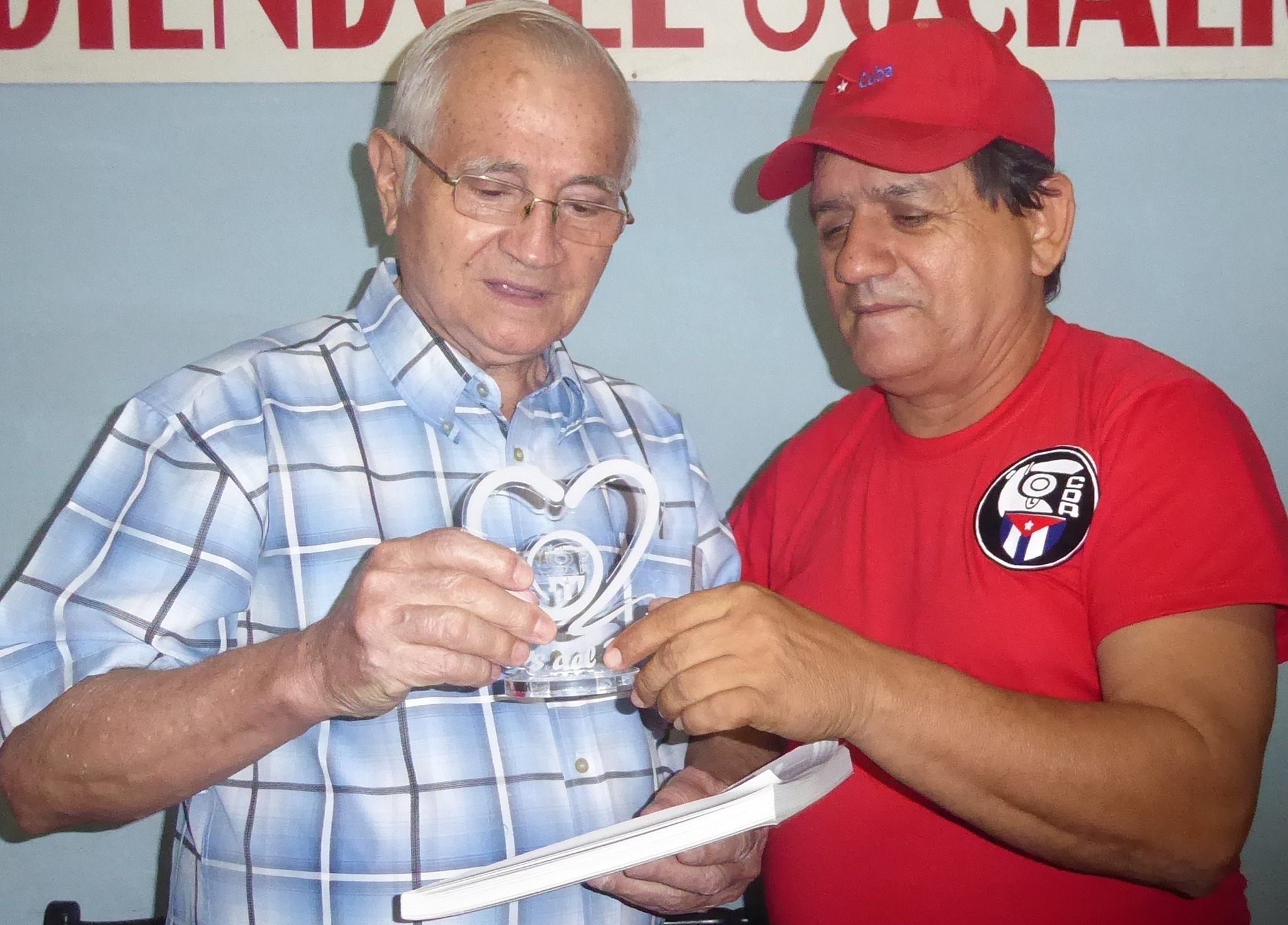 Ventura Carballido recibe logo 62 Aniversario de los CDR