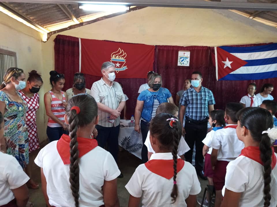 Alejandro Gil intercambia con pioneros de la primaria Ángel Romero Consejo Popular Las Coloradas de Moa. F: Rubiel-de la Cruz Rabí