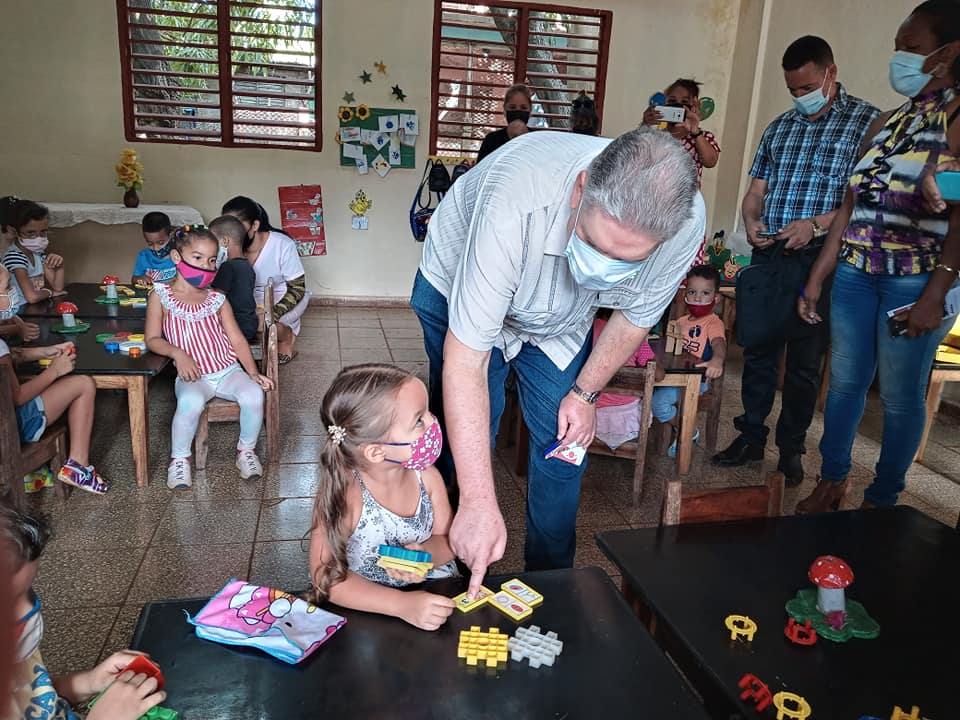 Gil Fernández intercambia con niños de una Casita Infantil de Moa.Foto: Rubiel de la Cruz Rabí