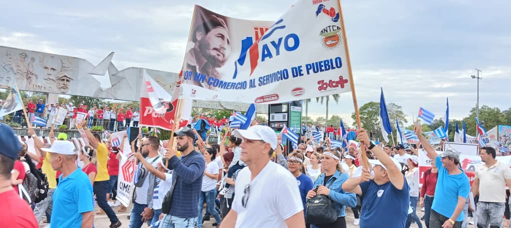 Trabajadores desfilan en Holguín este 1RO de Mayo