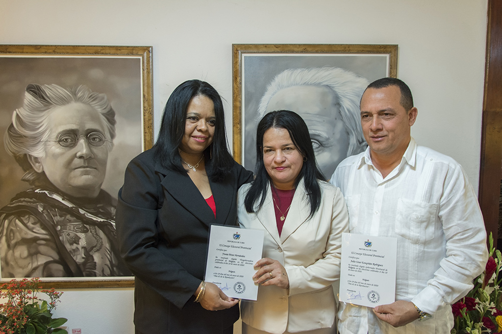 Caridad entrega acreditación a Gobernador Vicegobernadora Holguín