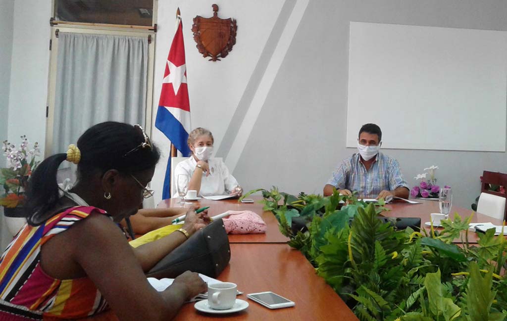 Dr. Yanelis Calviño at the daily conference at the Holguin Government seat. Photo Holguin Government